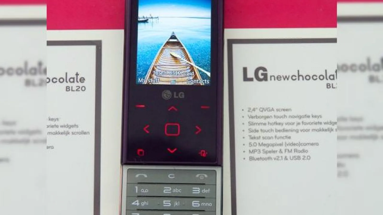 LG BL20 Chocolate, in noi variante de culoare, LG GW300 fotografiat de asemenea
