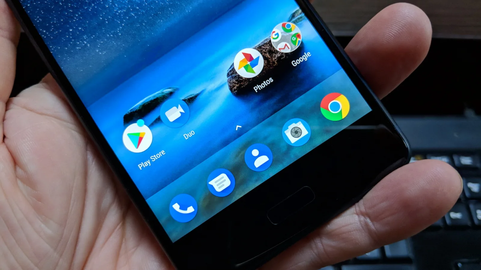 Nokia 8: Display luminos și cu contrast bun privit frontal, ușor albicios din lateral