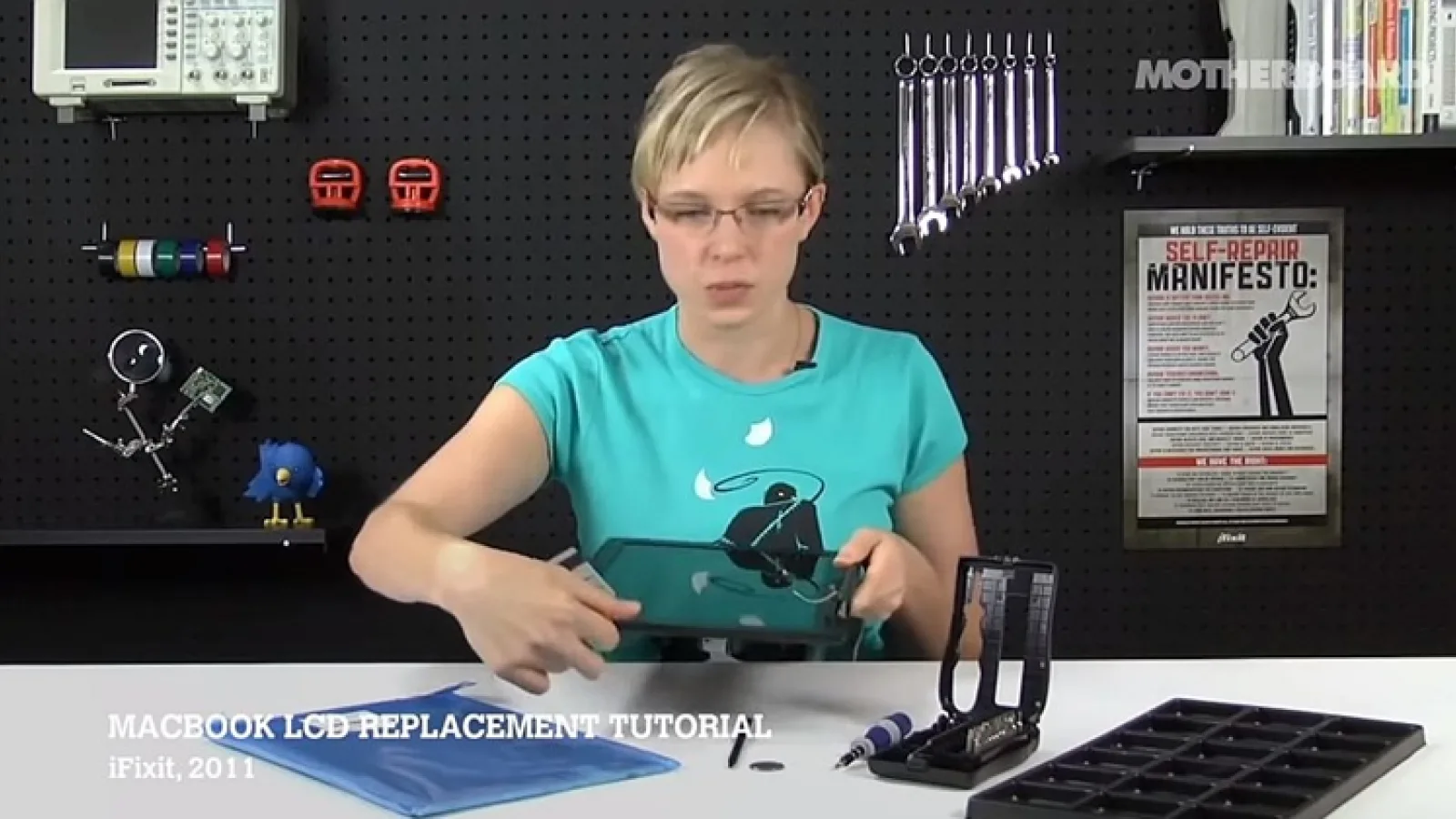 Cum a ajuns iFixit cea mai reputată echipă de disecţie iPhone, resursa numărul 1 pentru reparaţii de gadget-uri (Video)