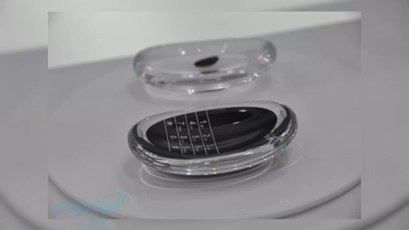 Fujitsu prezinta un telefon concept elegant din sticla
