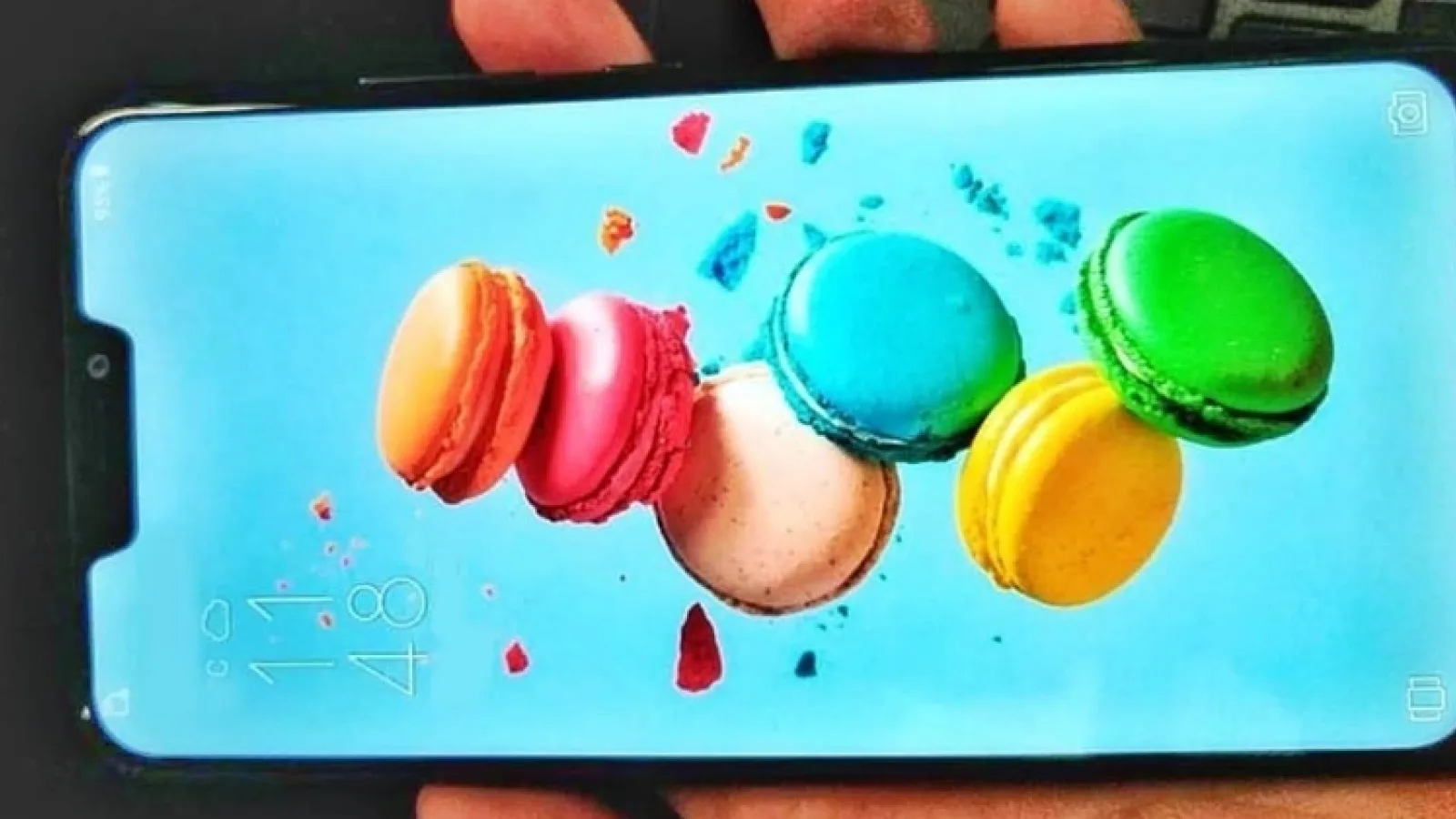 ASUS ZenFone 5 apare într-o fotografie reală; Decupajul din ecran este la posturi