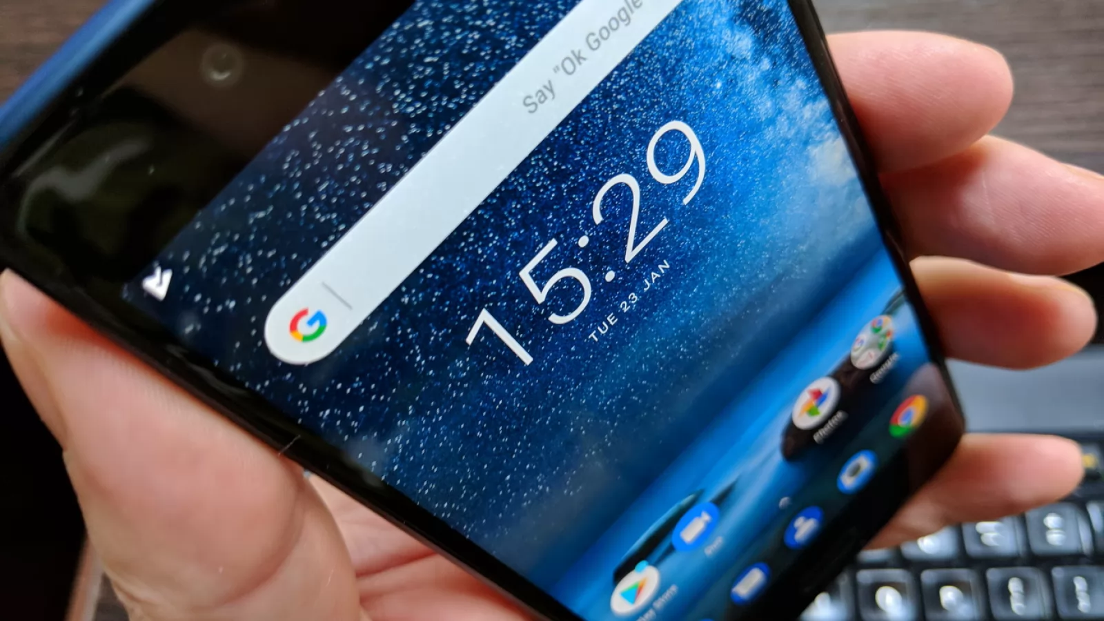 Nokia 8: OS, UI, aplicaţii curate, pe bază de Android stock, rapid actualizat la Oreo