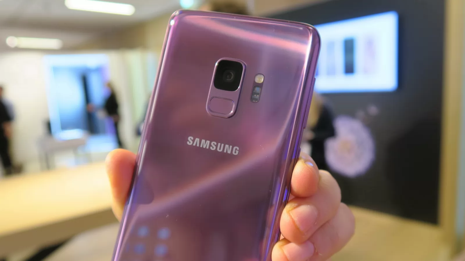 Samsung Galaxy S9/ Galaxy S9+, mini review direct la lansare: premiere foto, design de S8 rafinat, un liliachiu hipnotic