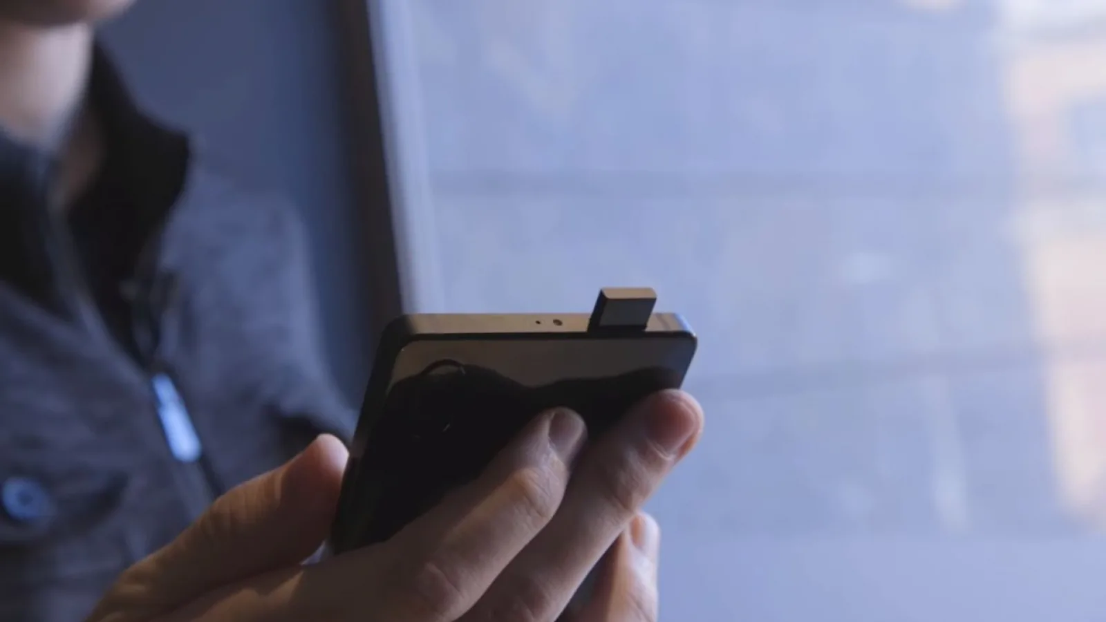 MWC 2018: Vivo APEX primeşte un hands on în Barcelona - telefon cu ecran edge to edge cu scanner de amprente inclus, camera retractabila