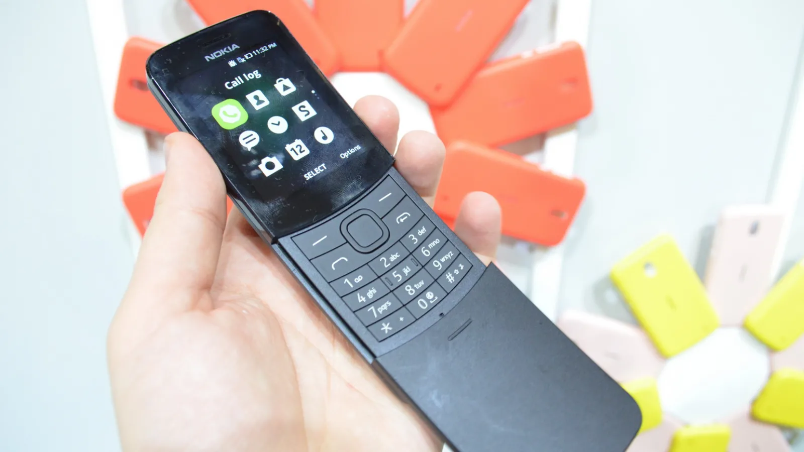 MWC 2018: Nokia 8110 4G - prezentare de feature phone "banana din Matrix", pus la curent cu cerinţele moderne (Video)