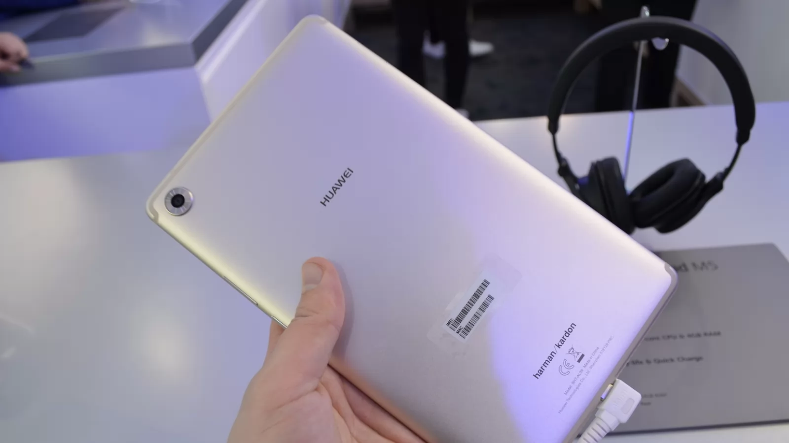 MWC 2018: Huawei MediaPad M5 8 hands-on review - tableta cu Oreo cu corp metalic (Video)