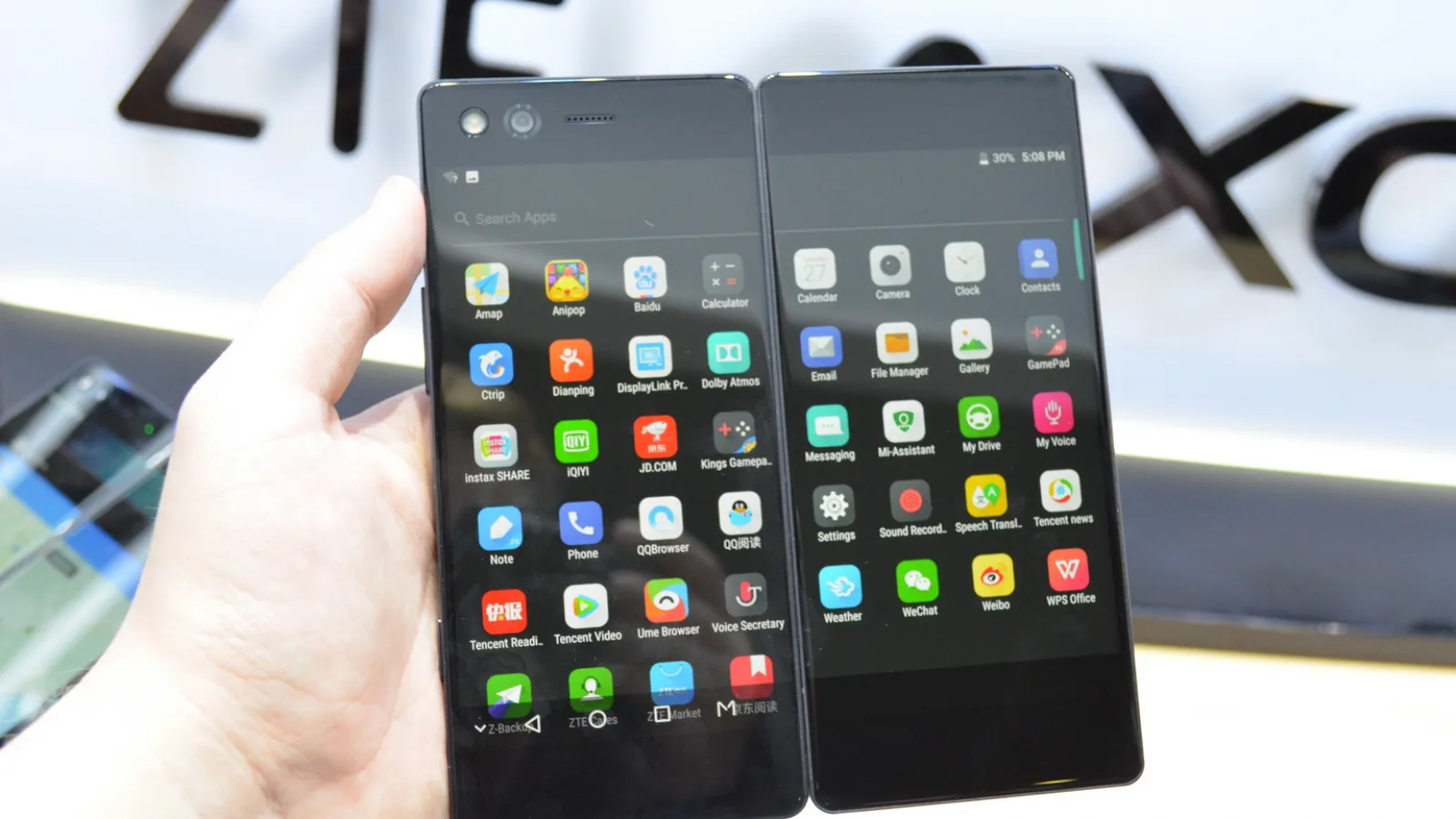 MWC 2018: ZTE Axon M prezentare hands-on - telefon cu display dual şi experienţa flexibilă de utilizare (Video)