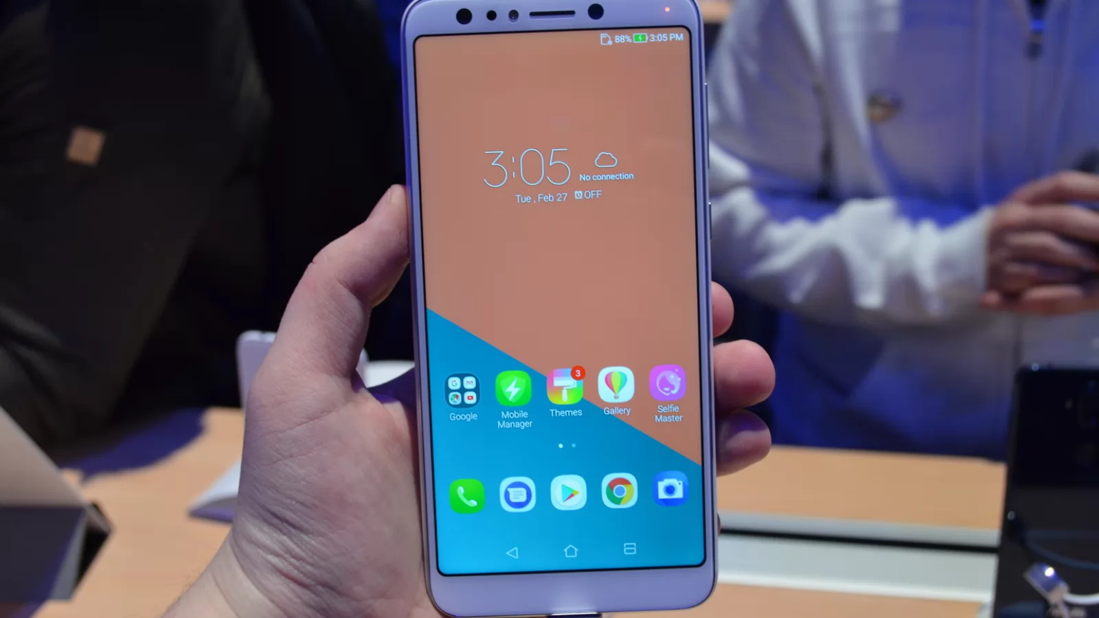 MWC 2018: ASUS ZenFone 5 Lite prezentare hands-on - telefon midrange în piele de high-end (Video)