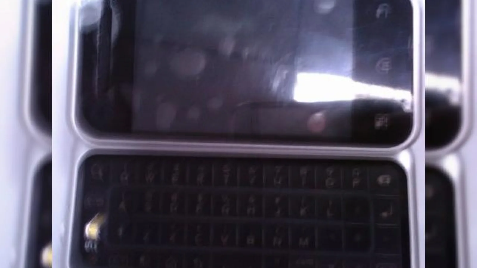 Motorola Motus, fotografiat in graba, apare intr-o imagine neclara..