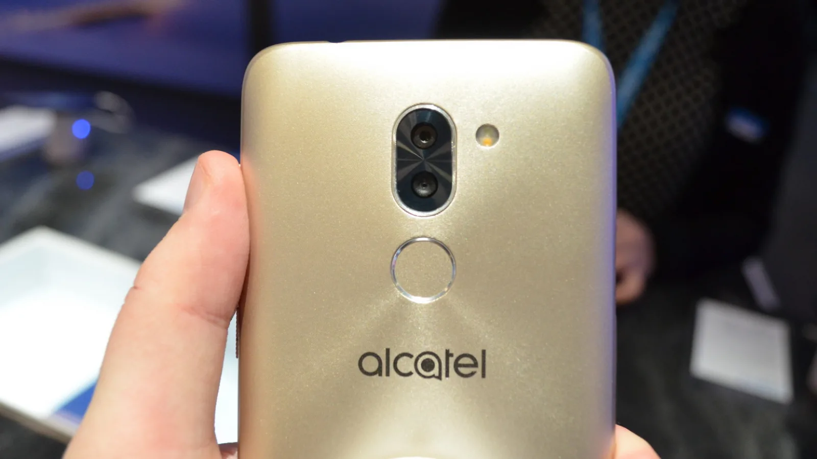 MWC 2018: Alcatel 3X prezentare hands-on - cameră duală şi Google Asistant într-un pachet de buget (Video)