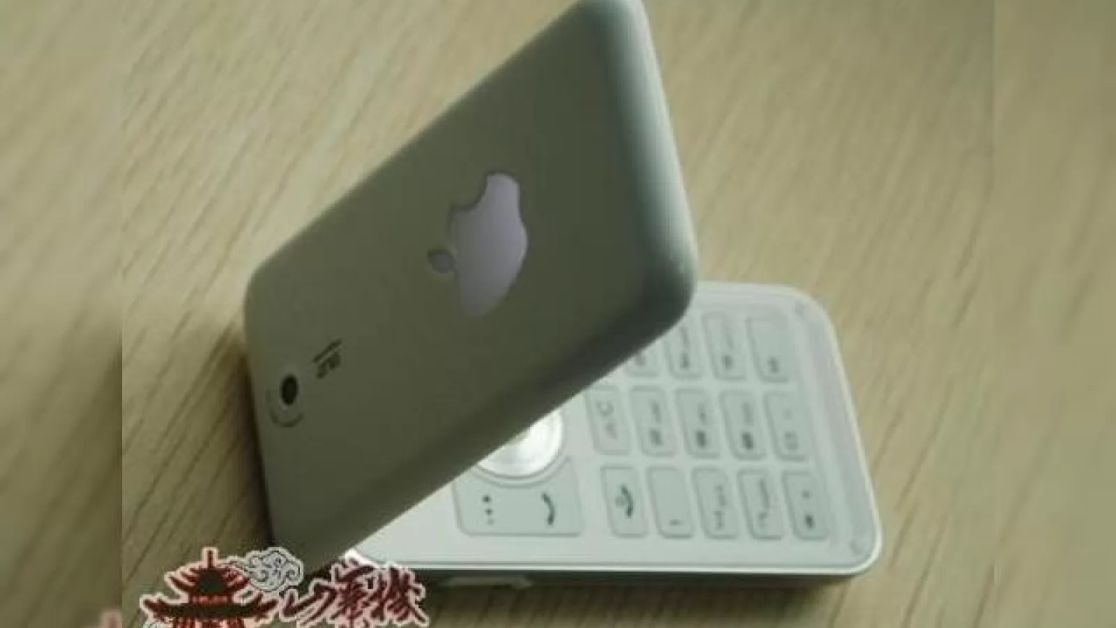 Apple Q300 Ultra, o clona de iPhone destul de aratoasa