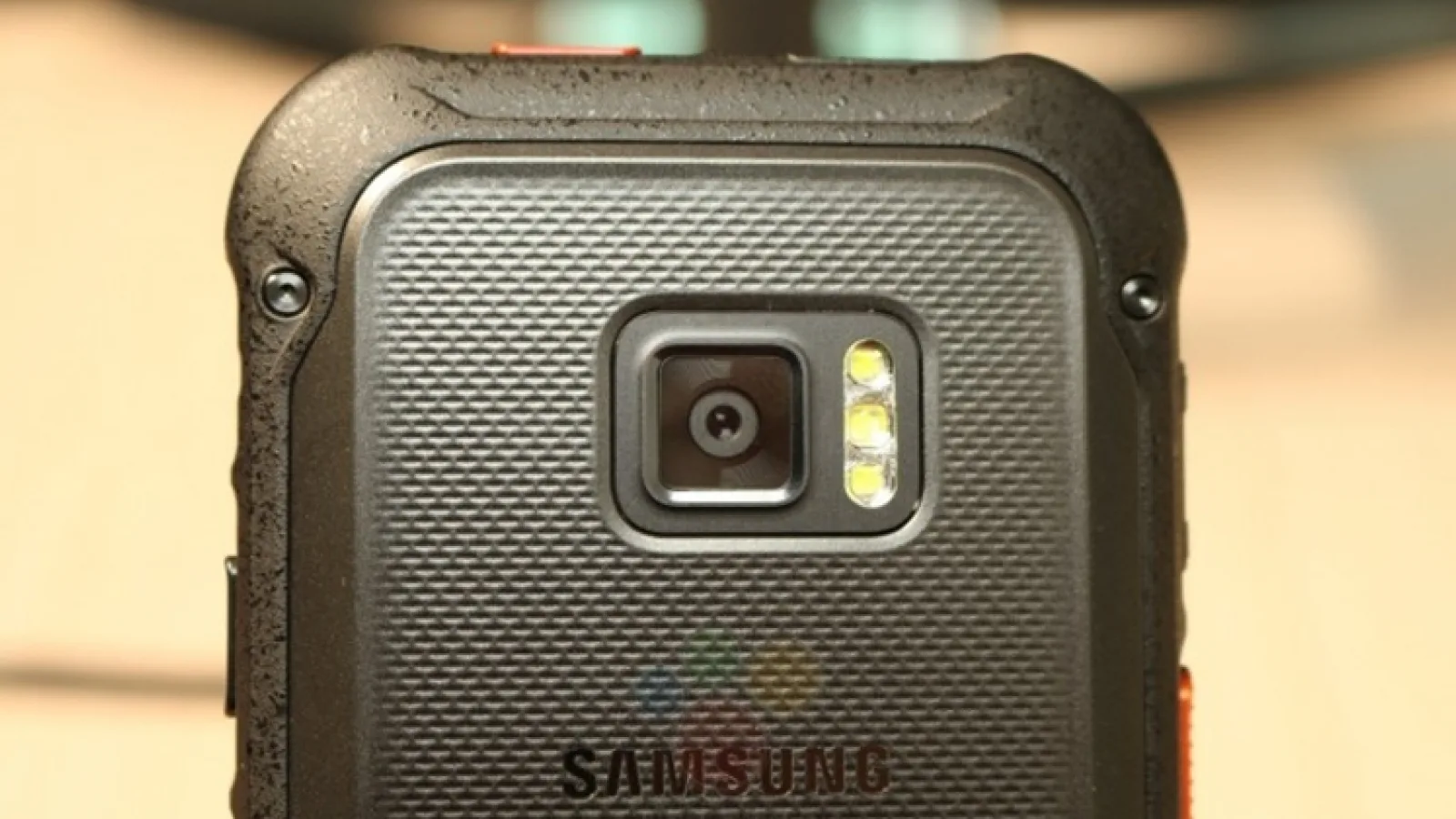 Samsung Galaxy Xcover 5 apare în fotografii reale, cu blitz LED triplu în spate