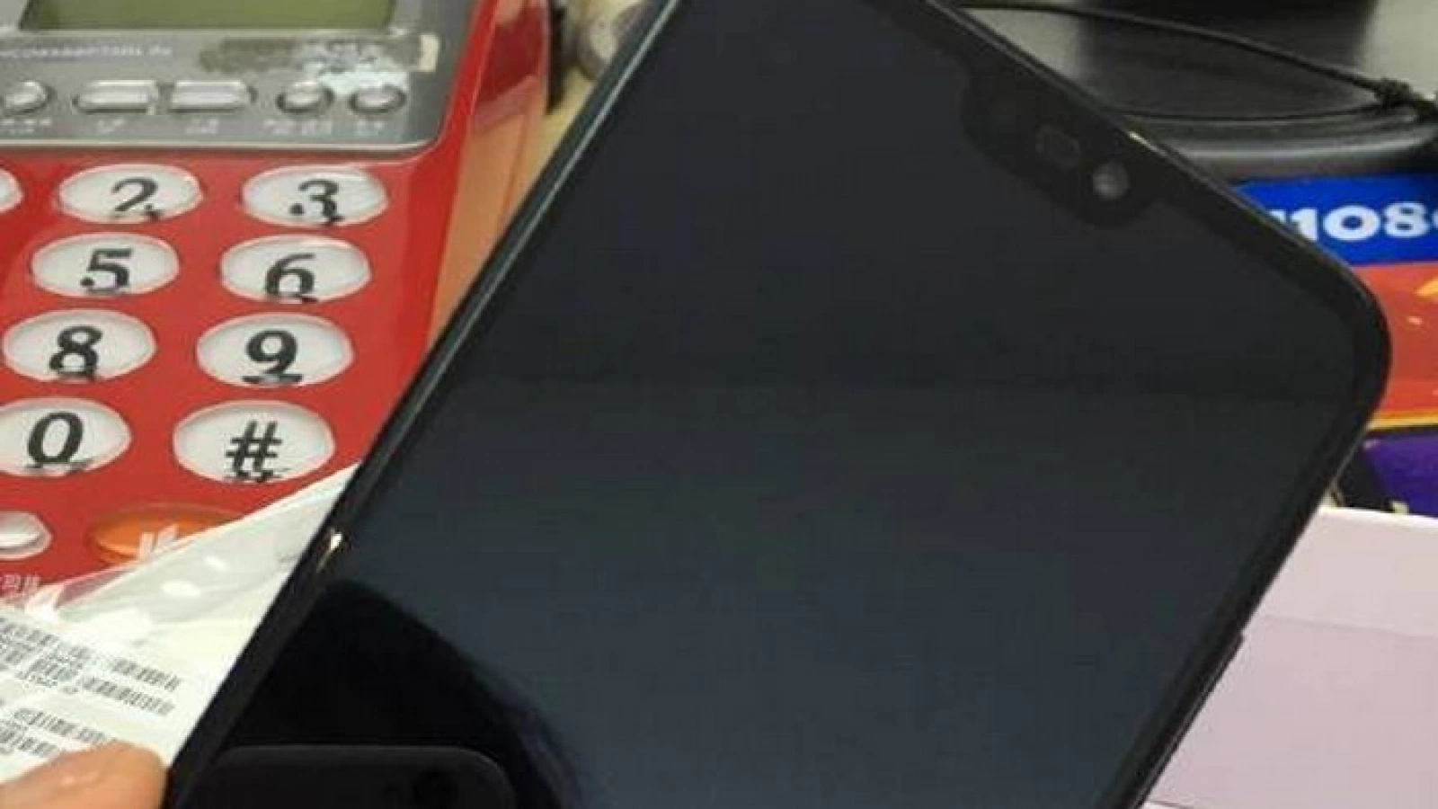 Toți la același frizer; Bretonul lui Huawei P20 Lite fotografiat în China