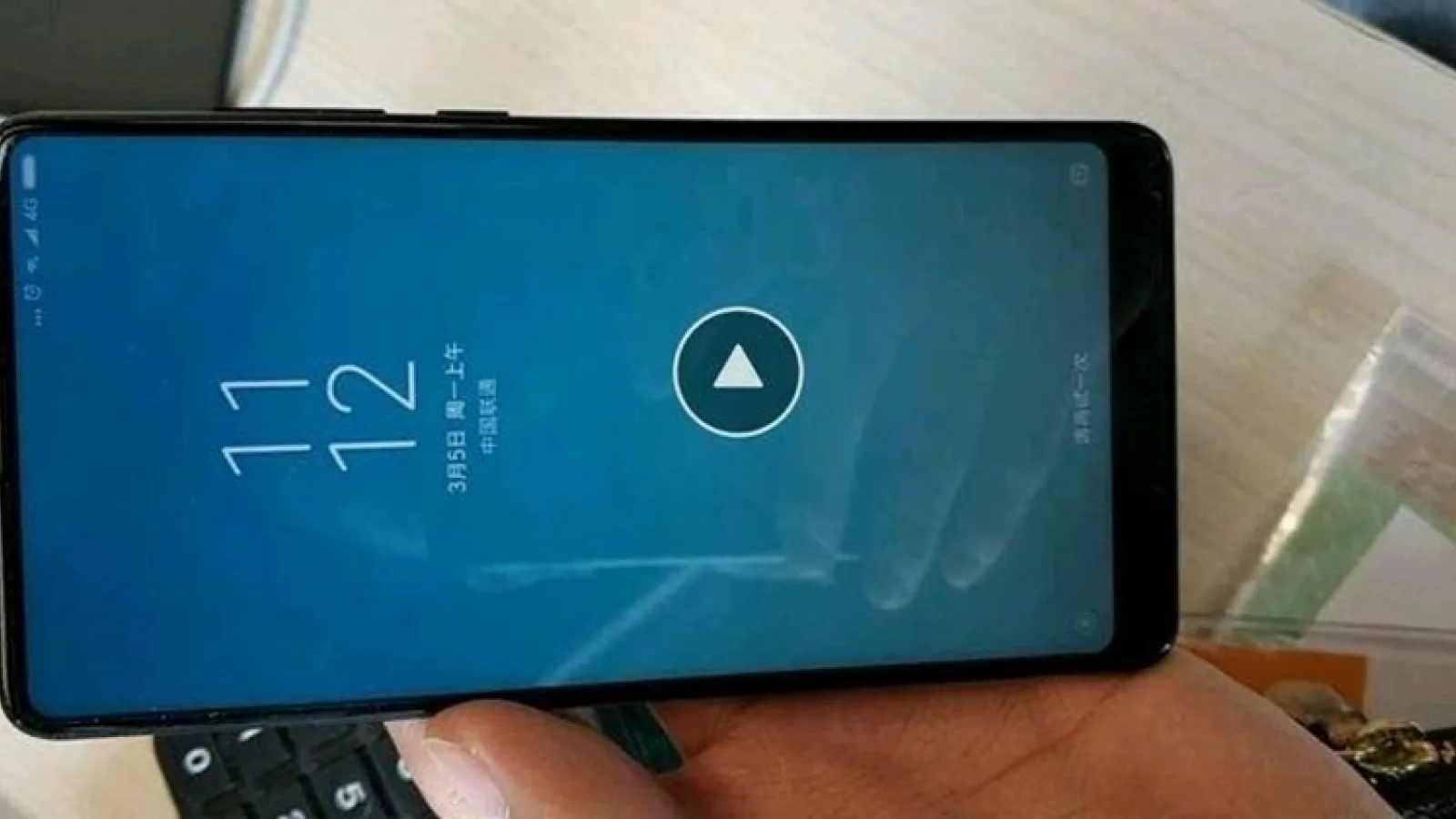 Xiaomi Mi Mix 2s apare în noi fotografii hands-on; Camera selfie din colțul ecranului dispare