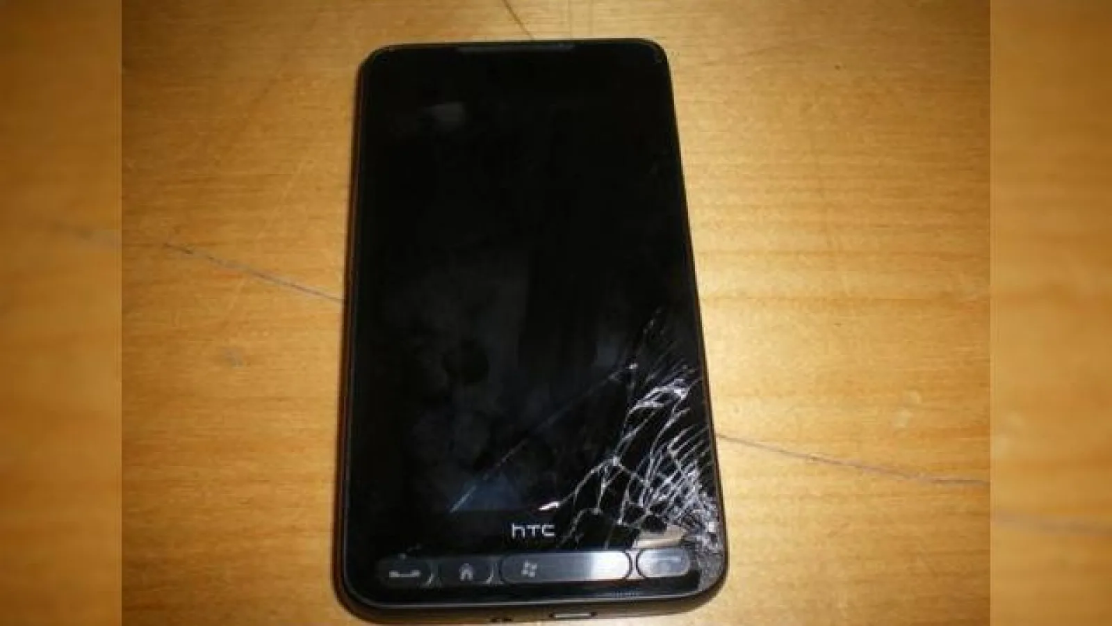 HTC HD2 versus asfalt, un test pe care nu vreti sa il faceti!