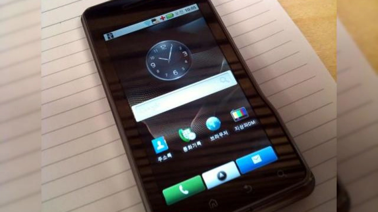 XT701, primul telefon Android al Motorola fara tastatura fizica, disponibil in Corea sub denumirea XT720