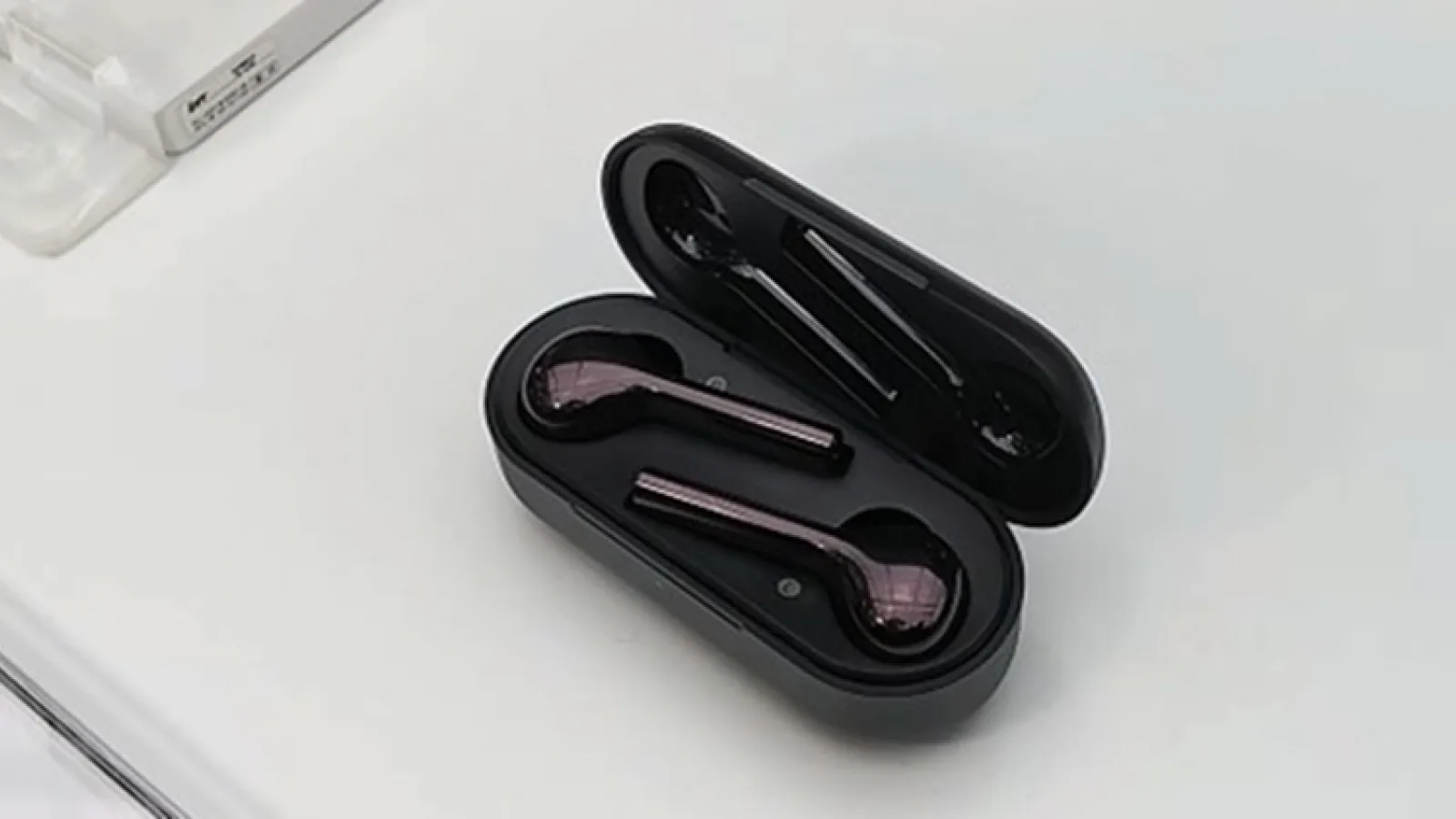 Huawei lansează căștile FreeBuds, clone de Apple AirPods ce vin cu capace de cauciuc; Există și o variantă pe negru