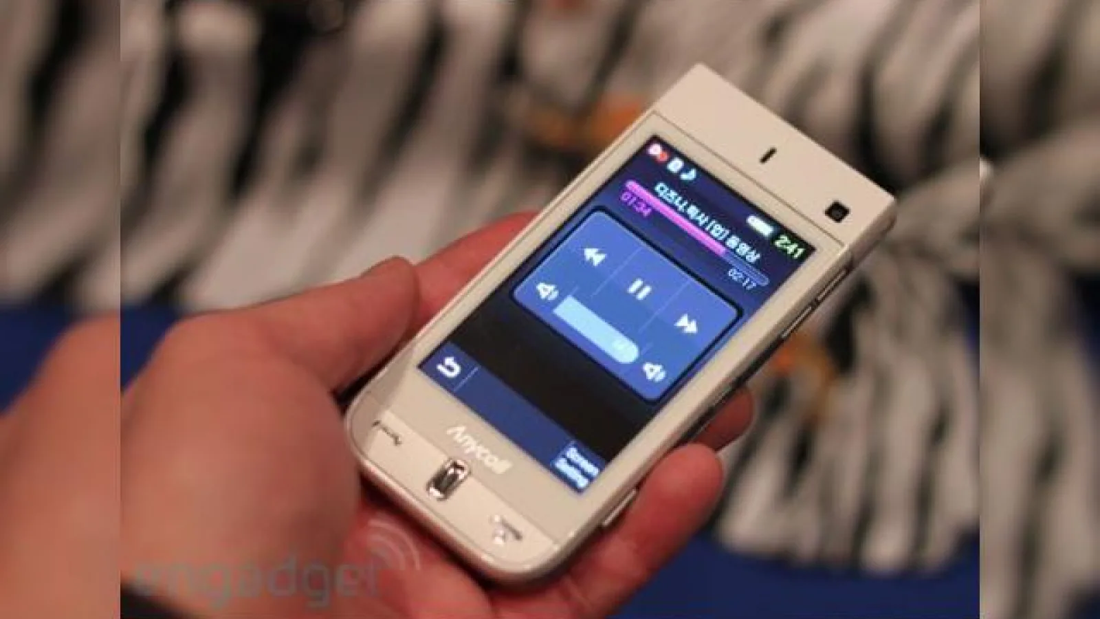 Pico proiectoare in actiune: unul atasat unei camere video, altul incorporat in telefonul Samsung W9600