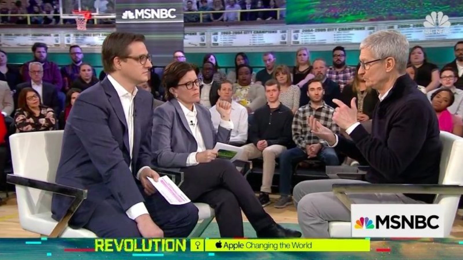 Tim Cook: "sunt multe componente de iPhone produse în SUA, creăm joburi"