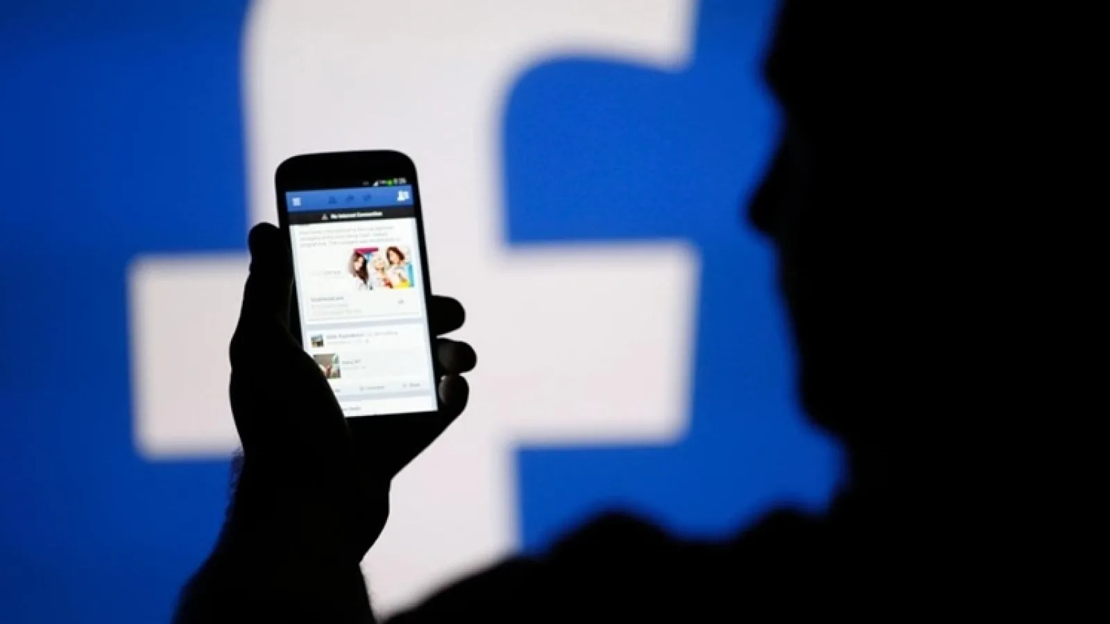 Facebook trece la verificarea fotografiilor şi clipurilor, în vânătoarea de Fake News şi farse