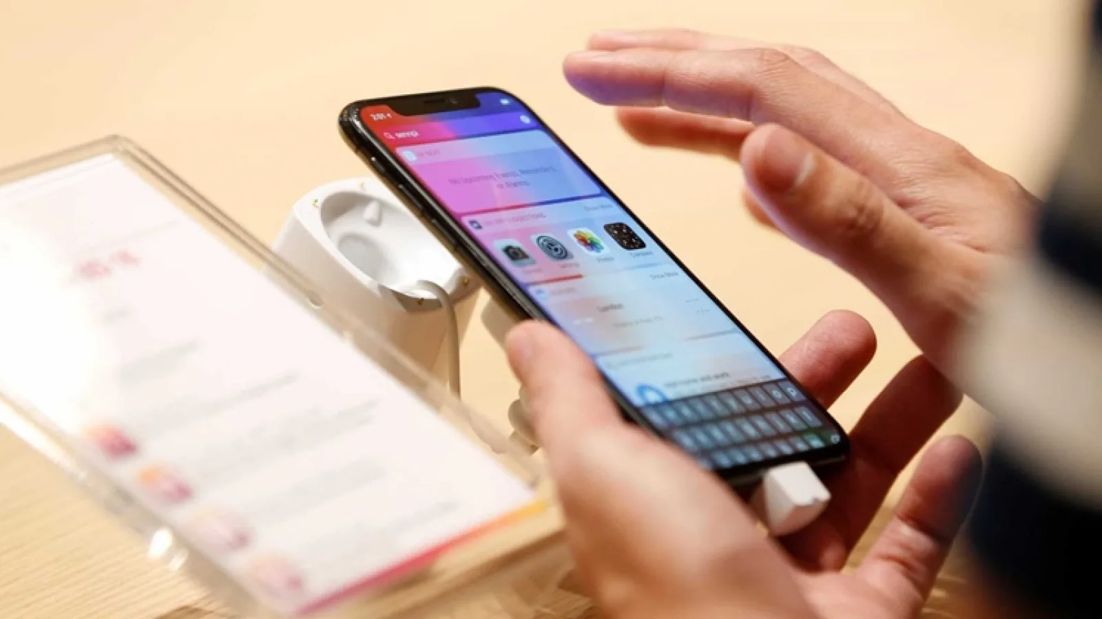 Apple lucrează la o tehnologie de interacțiune prin gesturi pentru un viitor iPhone; Se propun și display-uri curbate
