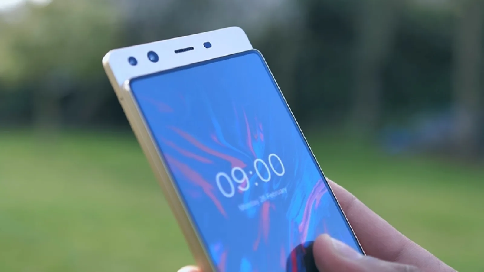 Doogee Mix 4 este un smartphone prototip cu 97% screen to body ratio; Aduce un mecanism slider ce amintește de Nokia N95