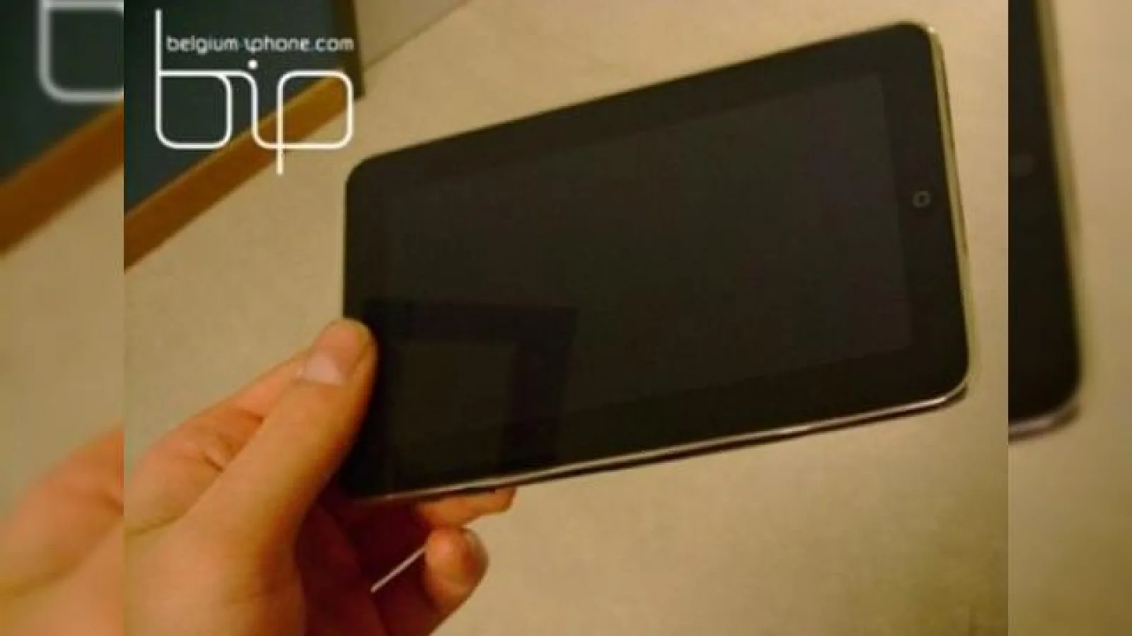 Tabletul Apple iPad, intr-o posibila reclama; inca o imagine scapata pe web