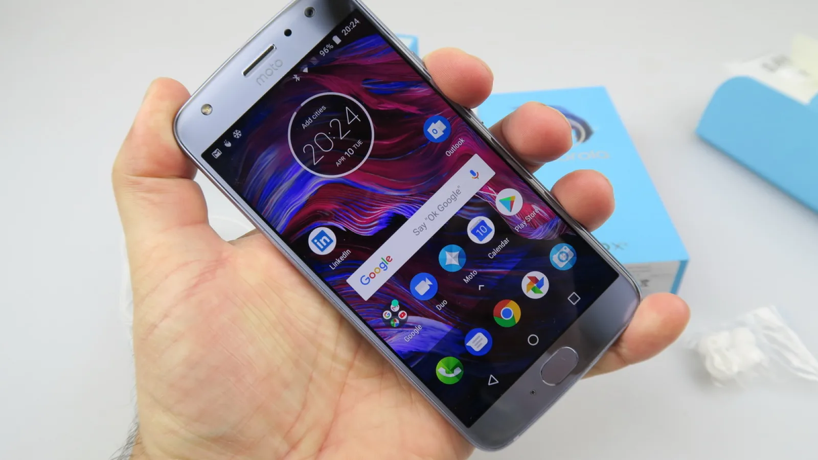 Motorola Moto X4 Unboxing: Moto ştie şi cu spatele din sticlă, are o abordare inedită a designului de cameră (Video)