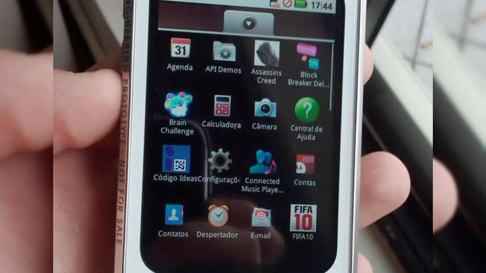 Un misterios telefon Motorola cu Android, descoperit in Brazilia; modelul Zeppelin?
