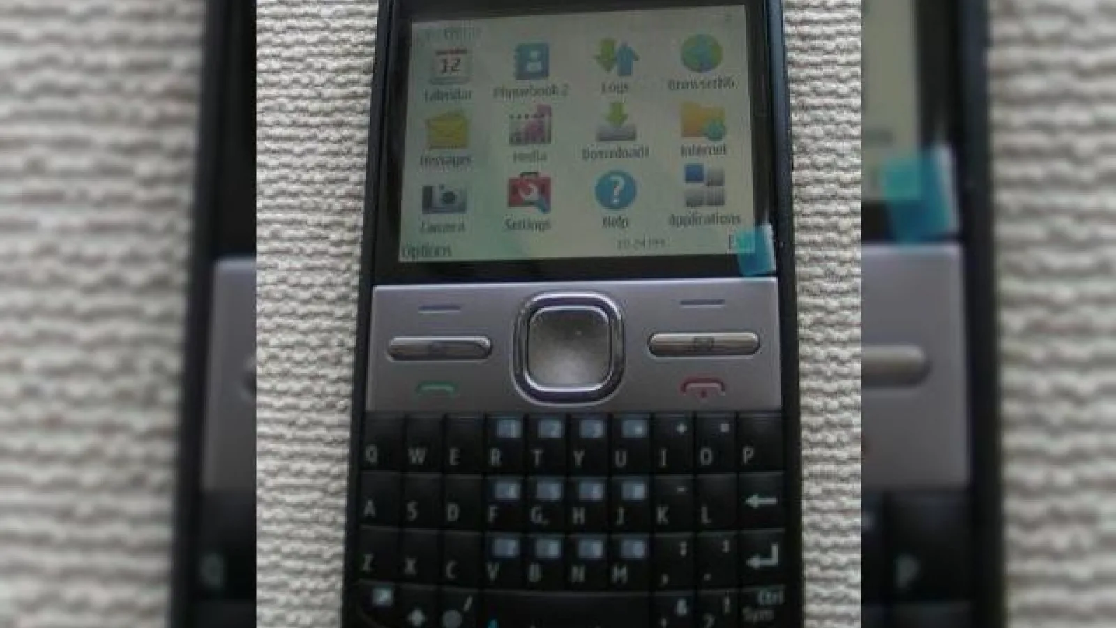 Nokia C6 este un telefon mid range cu tastatura QWERTY