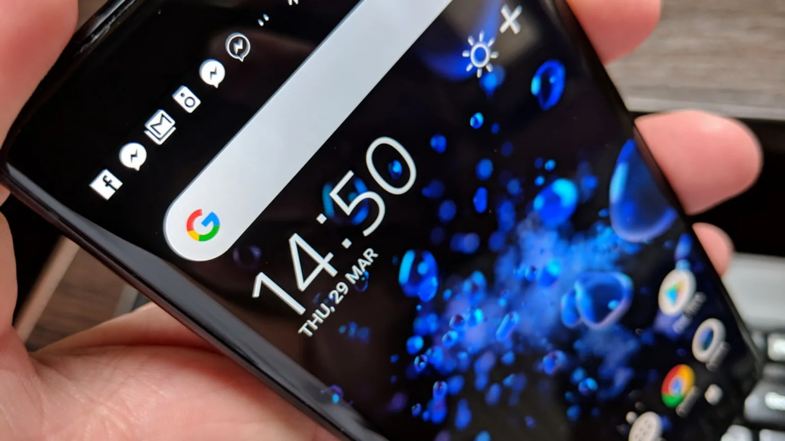 Sony Xperia XZ2: Display ultra-luminos, face OLED-ul gelos