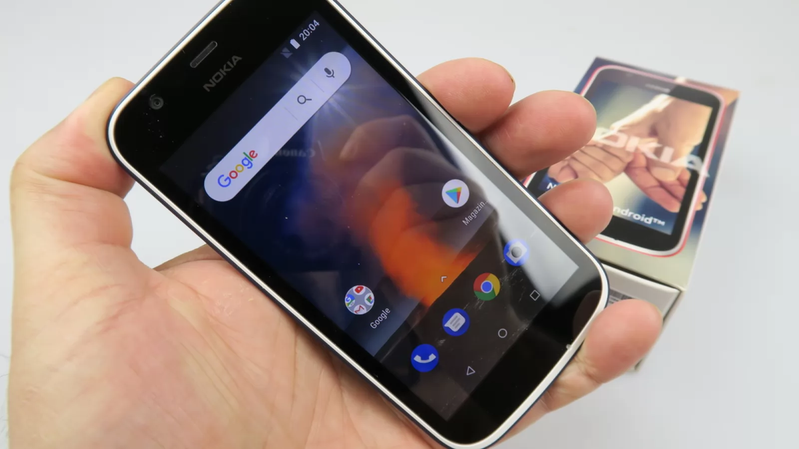 Nokia 1 Unboxing: cel mai ieftin telefon cu Android Oreo e aici, într-o cutie micuţă (Video)
