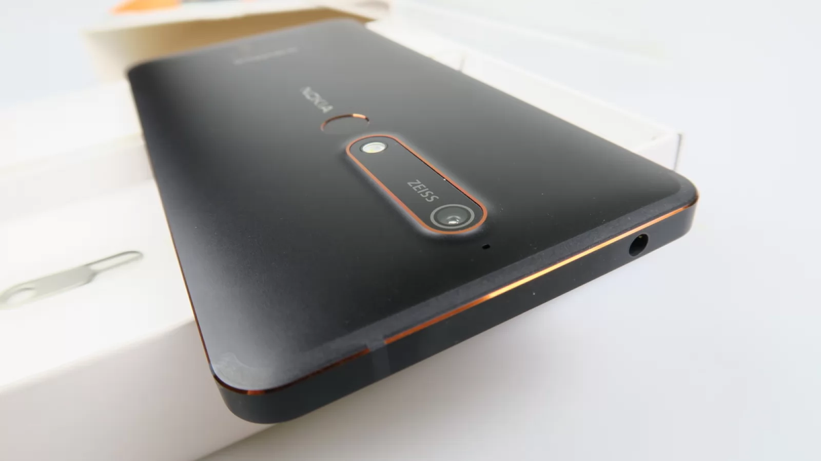 Nokia 6.1 Unboxing: Preia accentele lui Nokia 7 Plus, trece la Snapdragon-ul cel bun (Video)