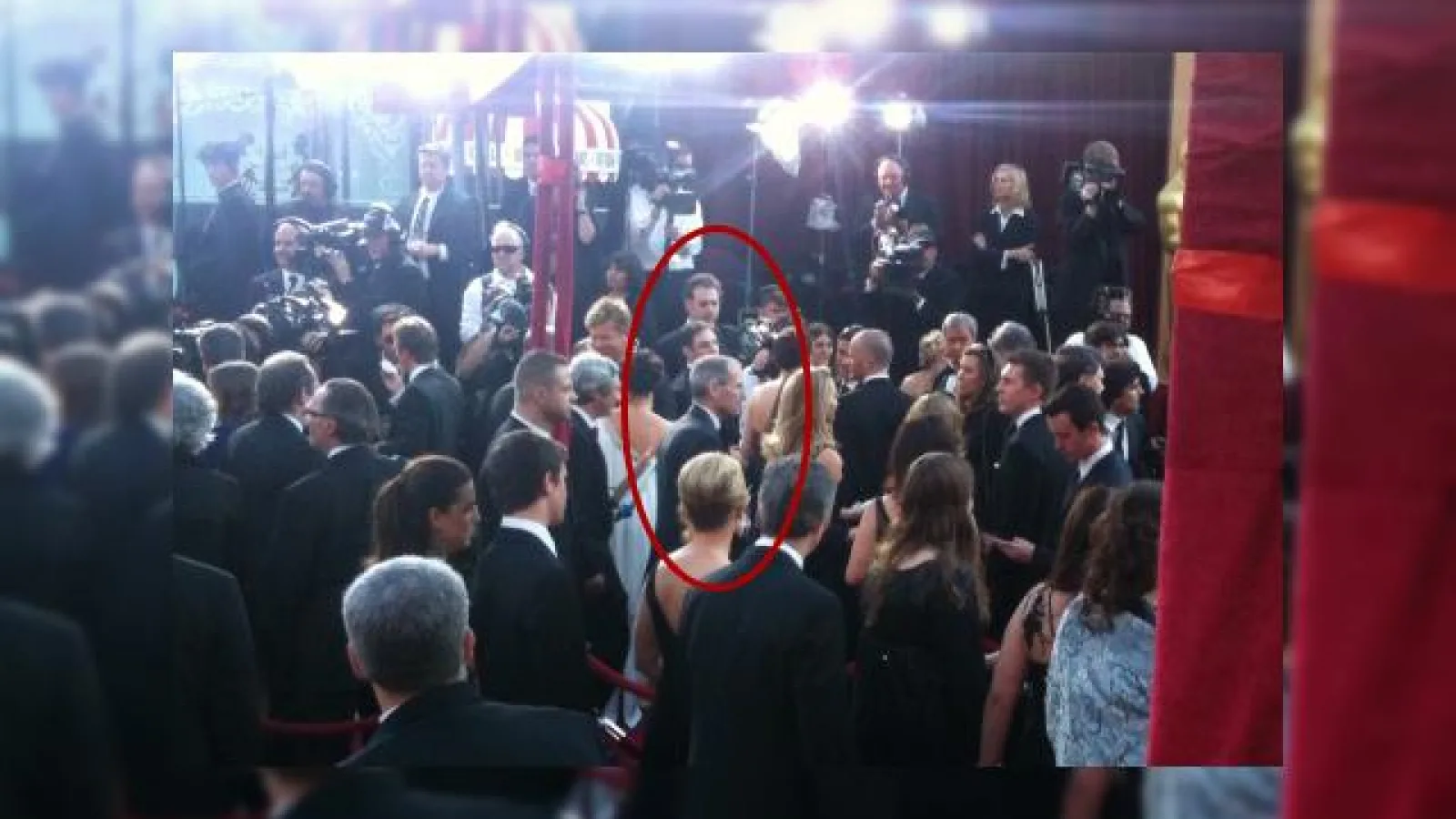 Steve Jobs, prezent pe covorul rosu la Oscaruri; prima reclama TV pentru iPad debuteaza (Video)