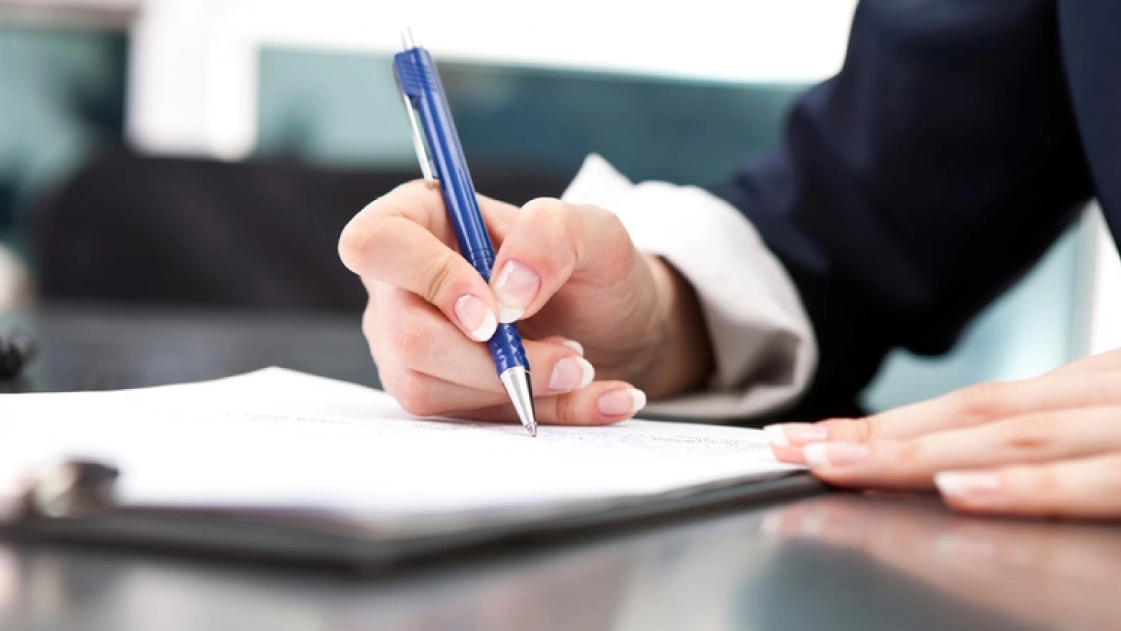 ANCOM recomandă atenție la perioada minimă contractuală pentru serviciile telecom; Portarea înainte de expirarea termenului poate duce la penalități