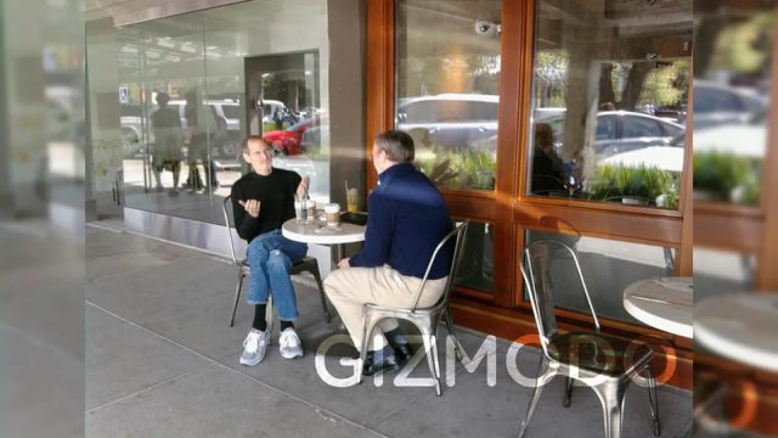 Bossul Apple, Steve Jobs si Eric Schmidt, CEO Google surprinsi la o cafea