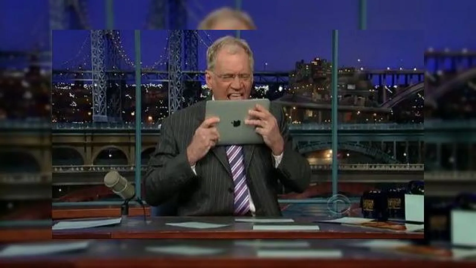 Apple iPad ajunge in mana lui David Letterman, folosit drept tocator de Stephen Colbert (Video)