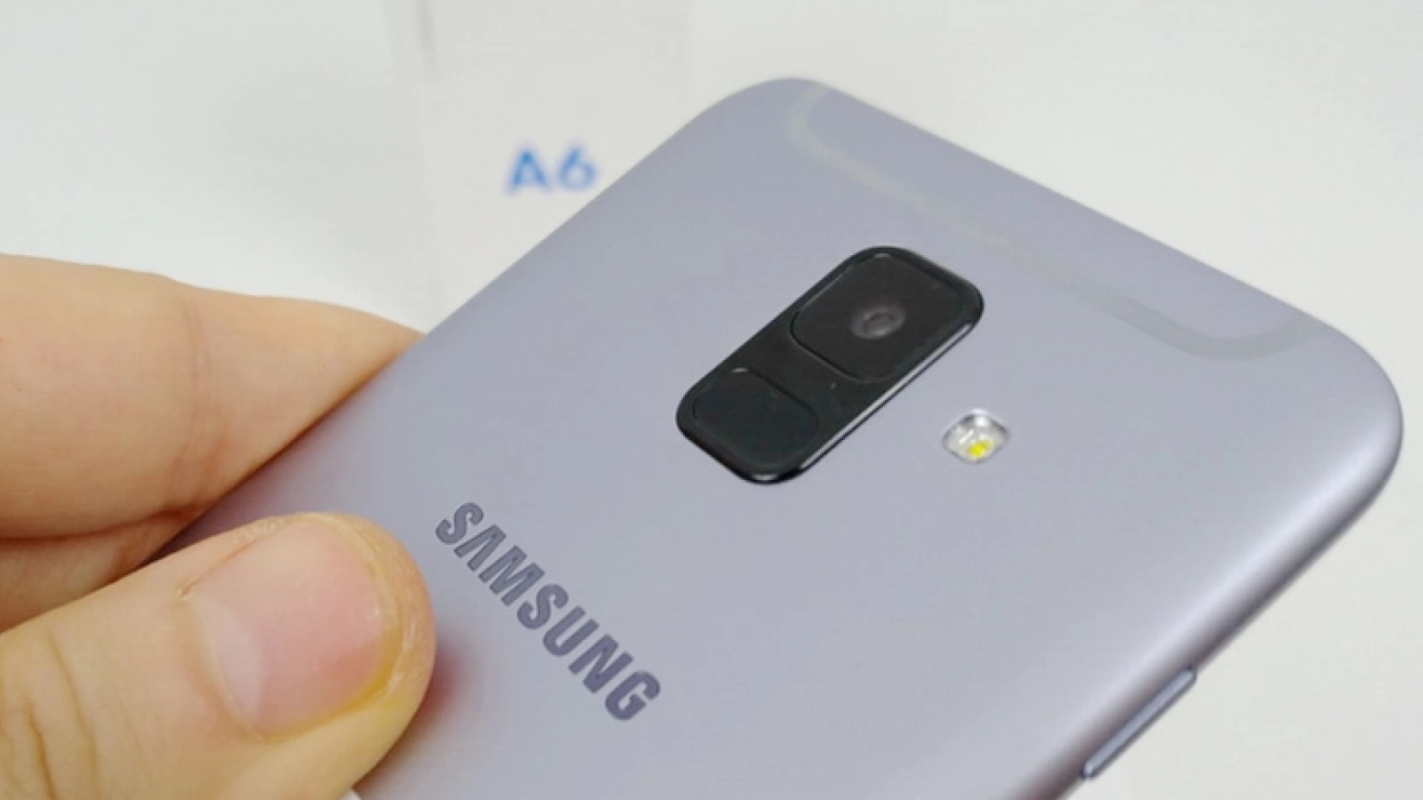 Samsung Galaxy A6 (2018) Unboxing: un soi de Galaxy A8 (2018) mai Lite, sau un Galaxy J emancipat (Video)