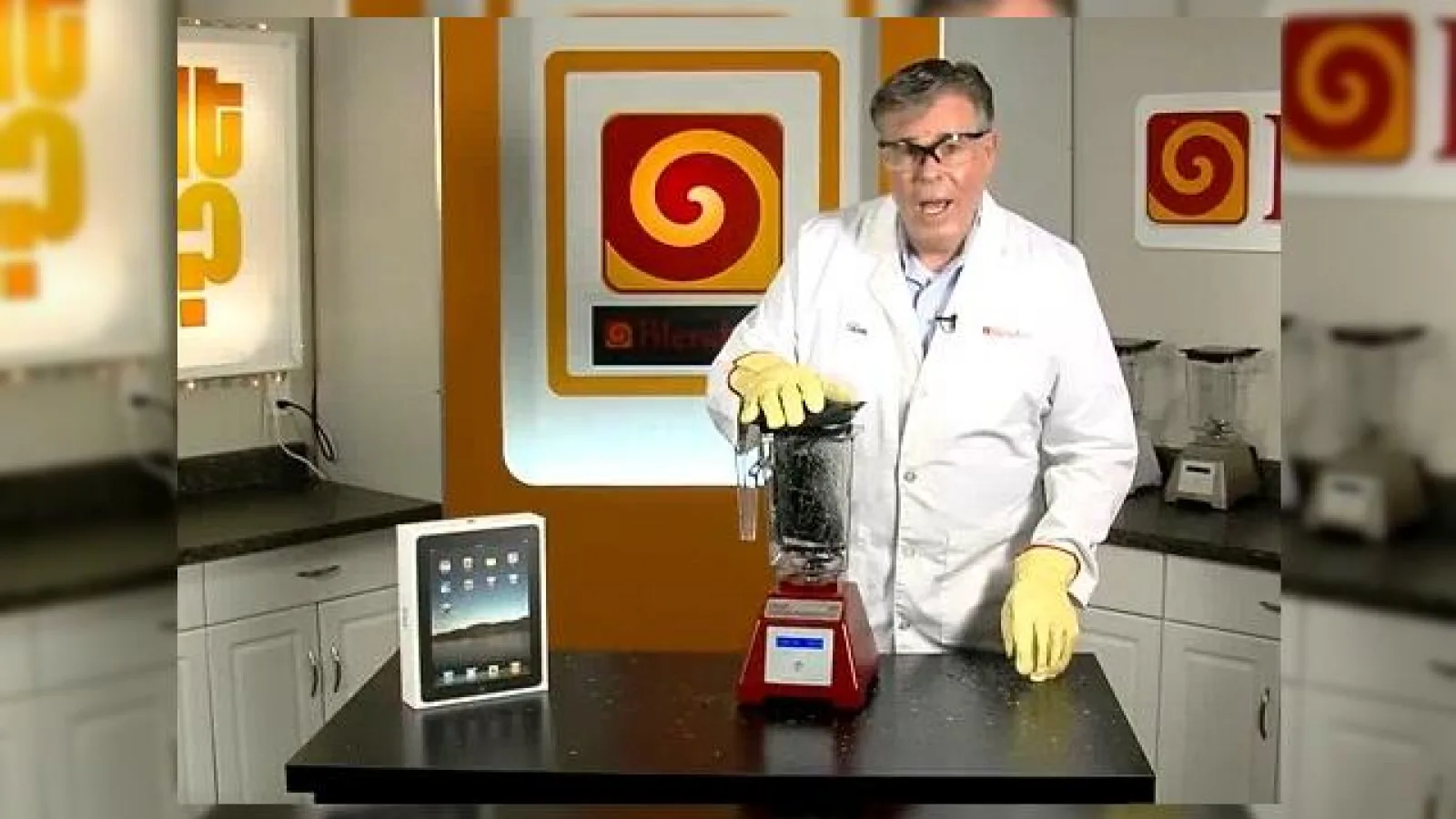 Apple iPad, facut farame de un mixer - "Will it Blend?" (Video)