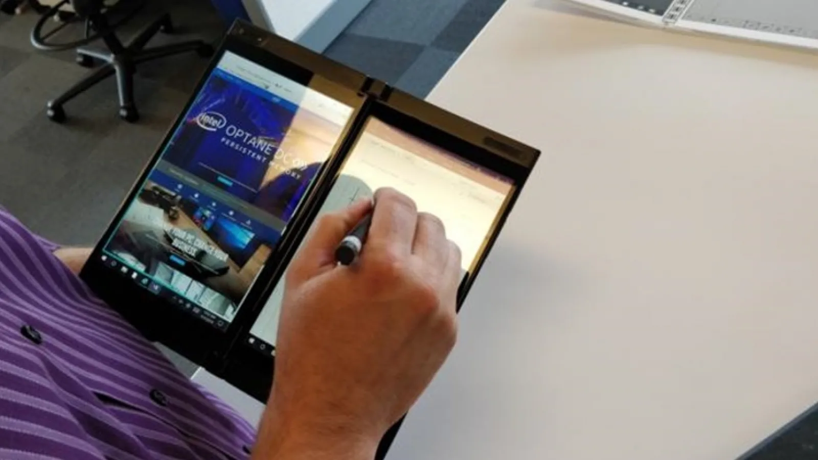 Aşa ar putea arăta Surface Phone sau Galaxy X; Iată un prototip Intel de terminal dual display cu balama pliabilă