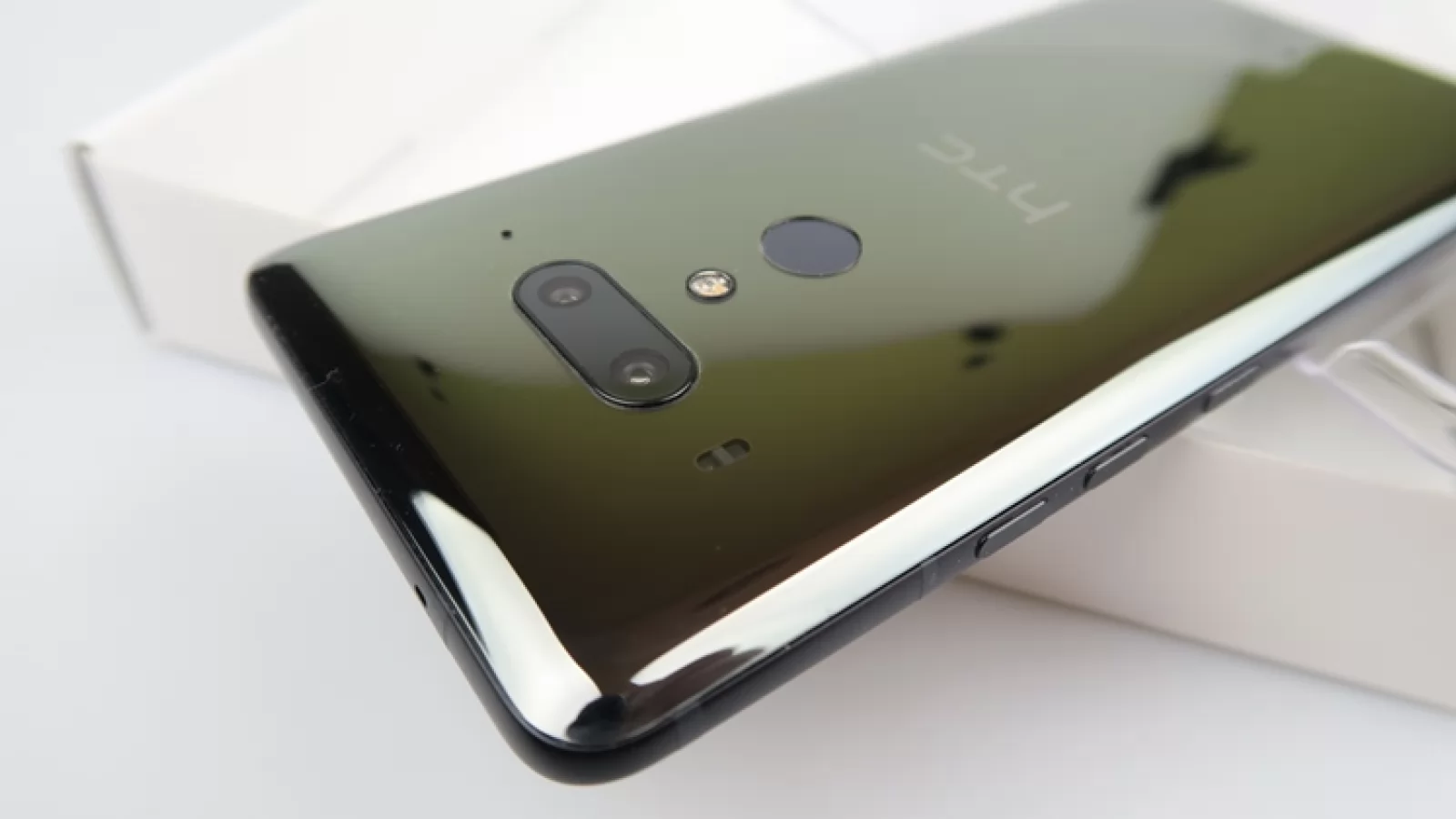 HTC U12+ Unboxing: din cutia neoficială iese speranţa cu 4 camere a taiwanezilor (Video)