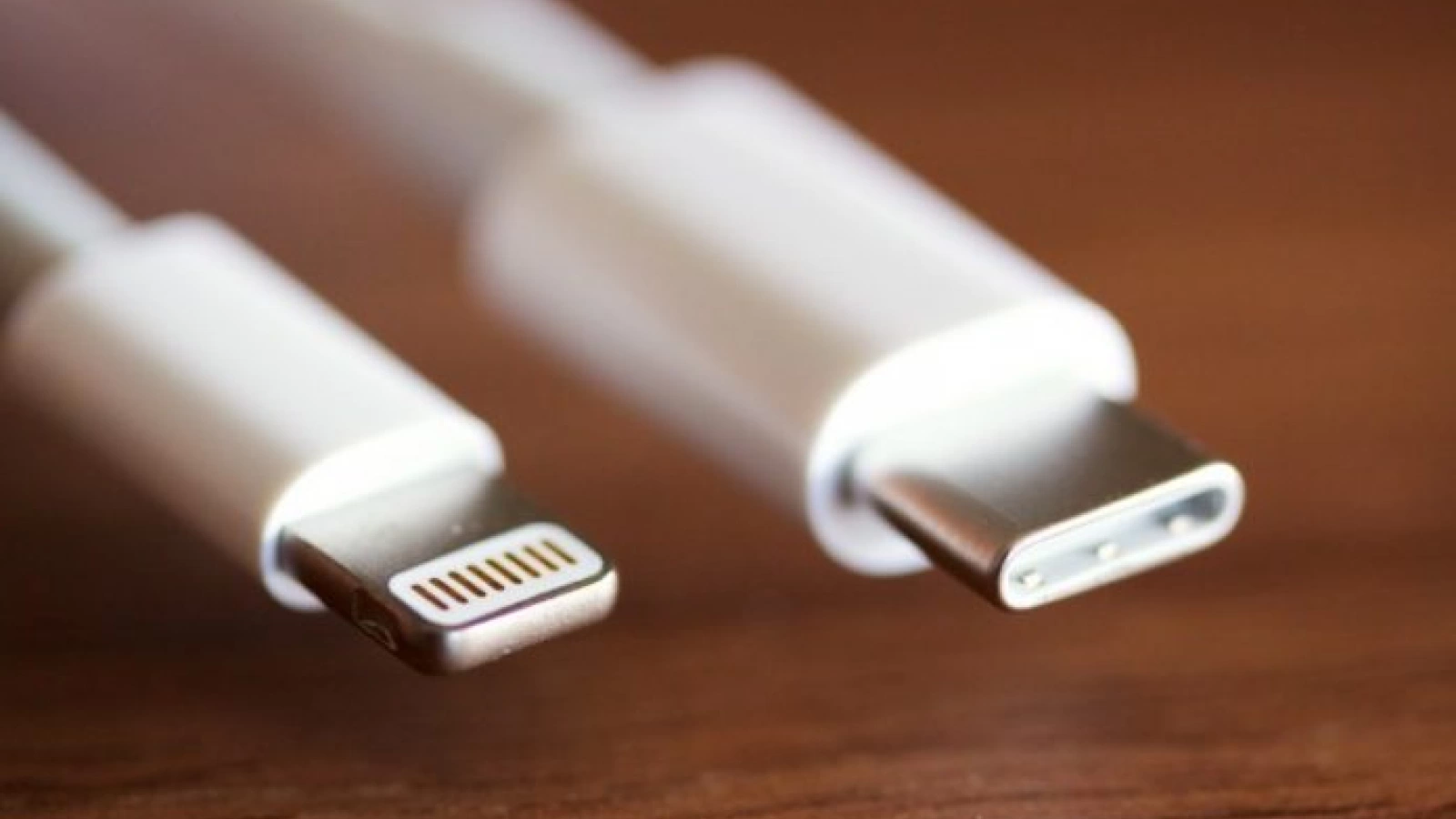 Apple intră în rând cu lumea, va face în sfârşit marea trecere la USB Type-C