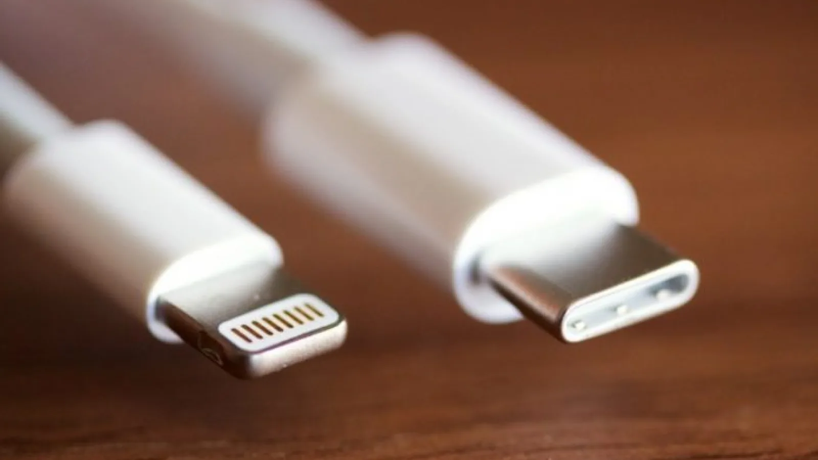 Apple intră în rând cu lumea, va face în sfârşit marea trecere la USB Type-C