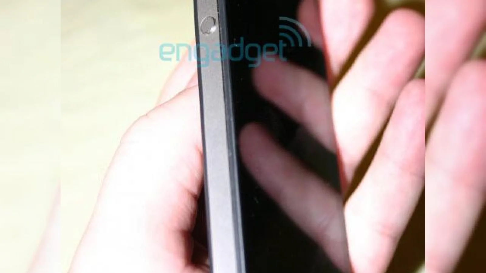iPhone 4G, acum in imagini "reale", in mana unui utilizator