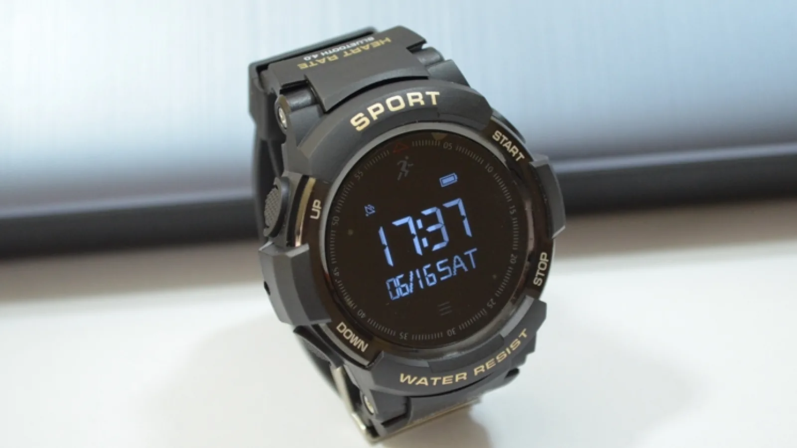 Prezentare NO.1 F6: Smartwatch cu design sportiv, certificare IP68 și senzor de puls, la preț atractiv