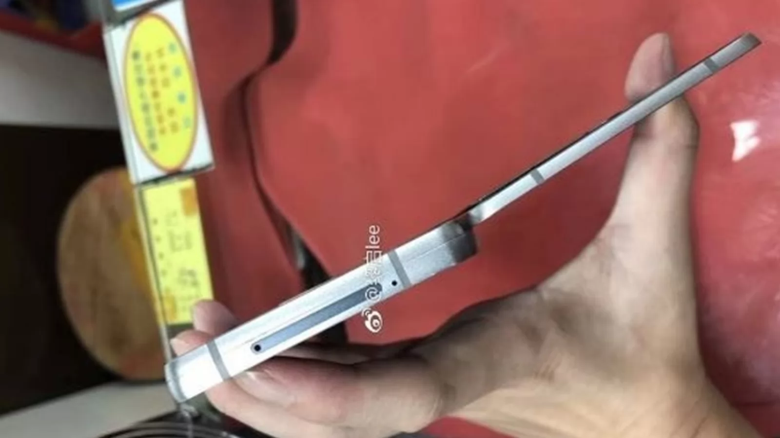 Aşa arată prototipul de telefon Samsung pliabil, cu două ecrane; Leit ZTE Axon M!
