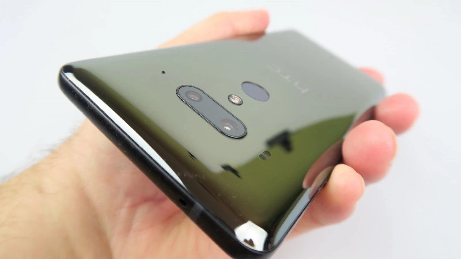 HTC U12+: Design pe aceeaşi linie, cu problema "membrului fantomă"