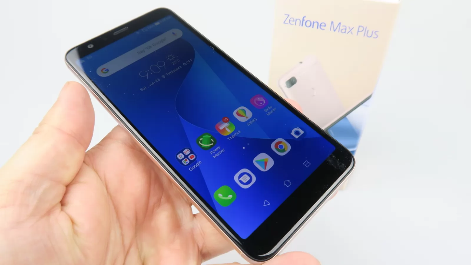 ASUS ZenFone Max Plus (M1) Unboxing: la graniţa dintre battery phone şi telefon midrange cu cameră duală (Video)