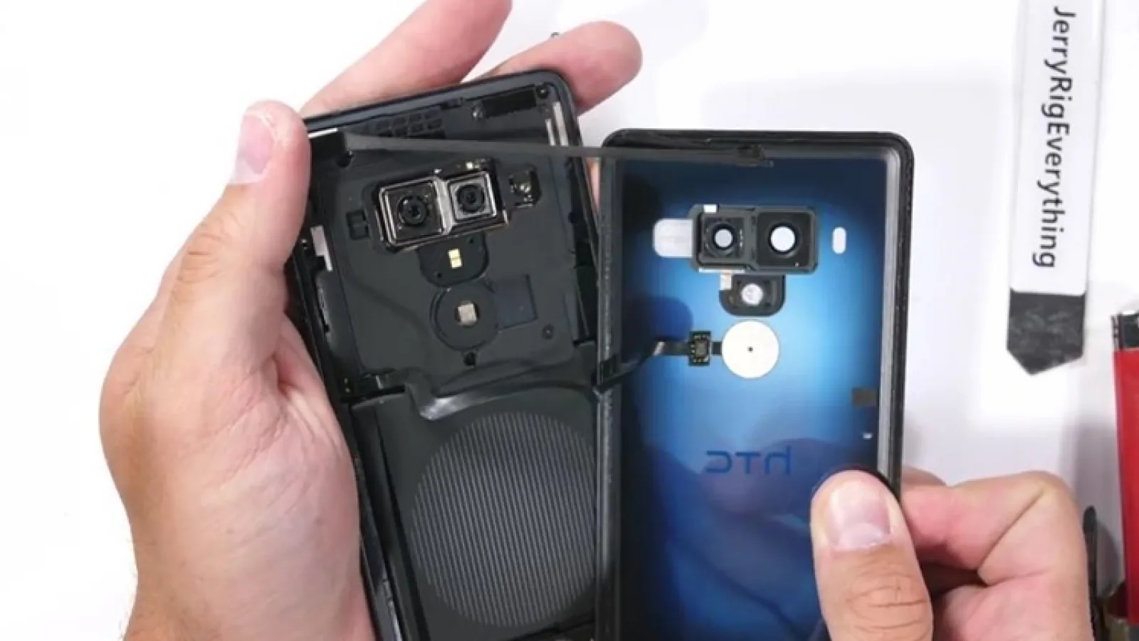HTC U12+ este îndoit de JerryRigEverything și are probleme ascunse (Video)