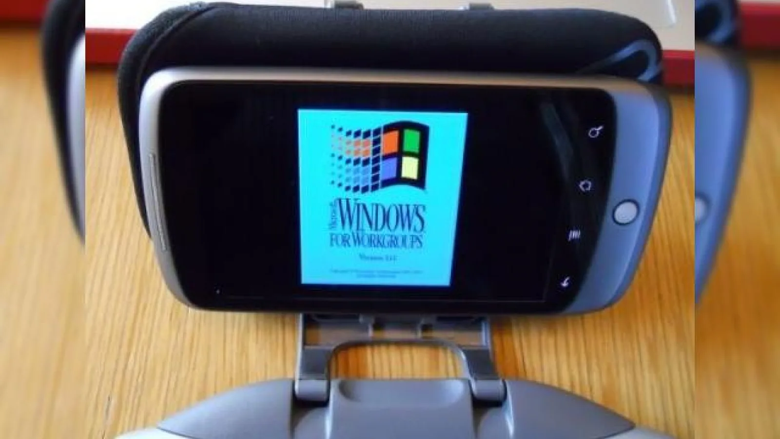 Google Nexus One ruleaza Windows 3.11 (Video min. 1:20)